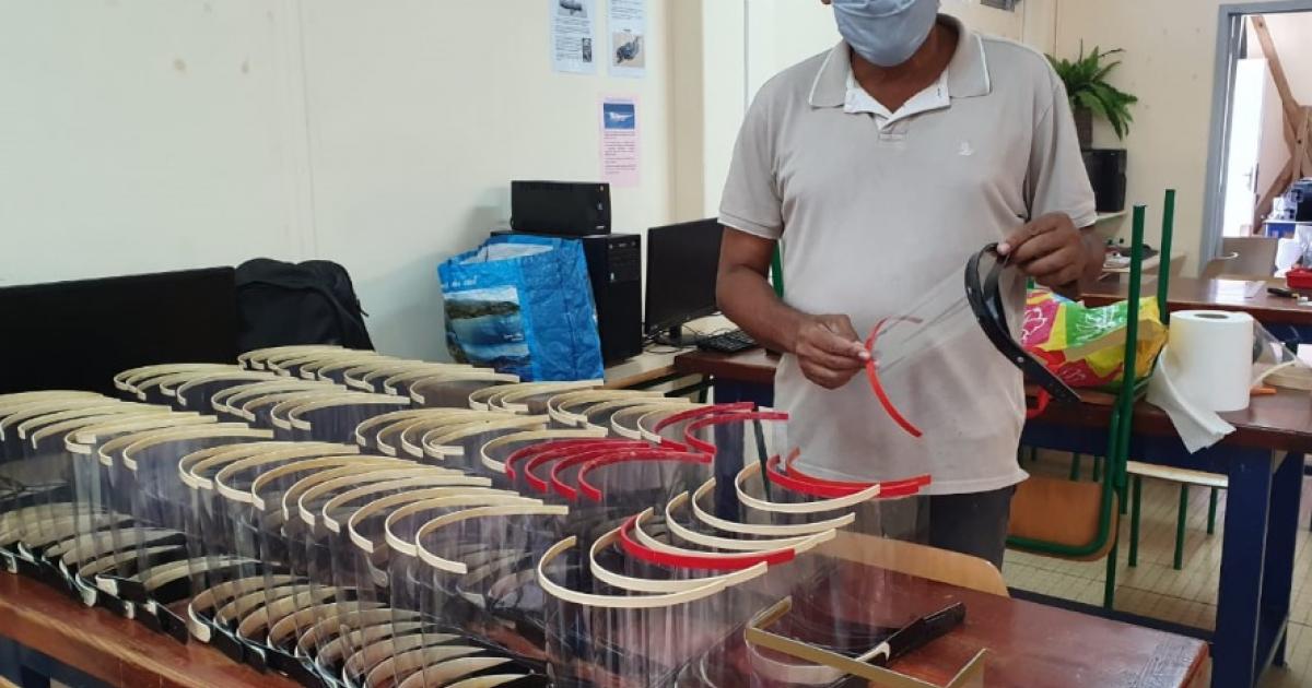 Les enseignants du collège Joseph Pitat confectionnent des visières