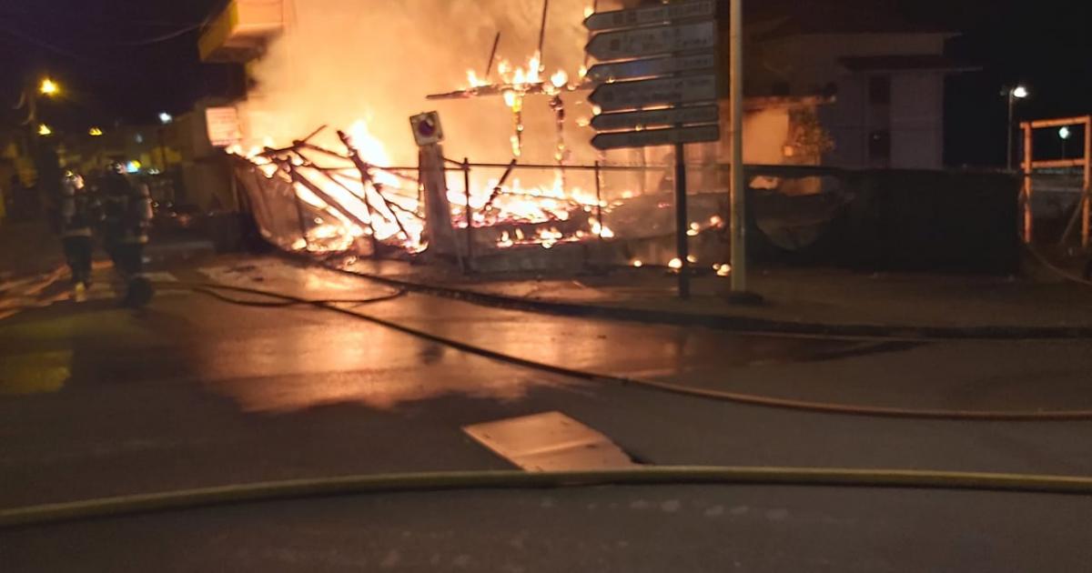 Un commerce désaffecté prend feu au Carmel