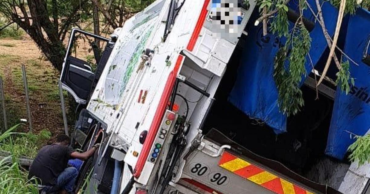 Accident de la route : un camion poubelle renversé