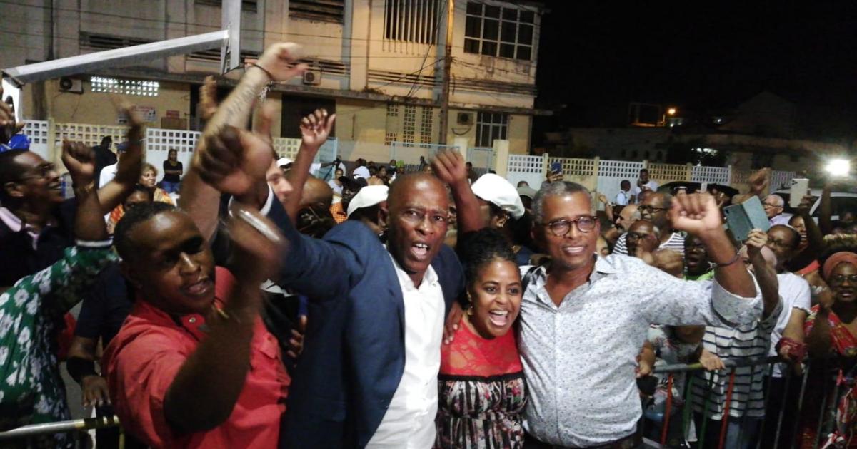     





Harry Durimel renverse Jacques Bangou à Pointe-à-Pitre




