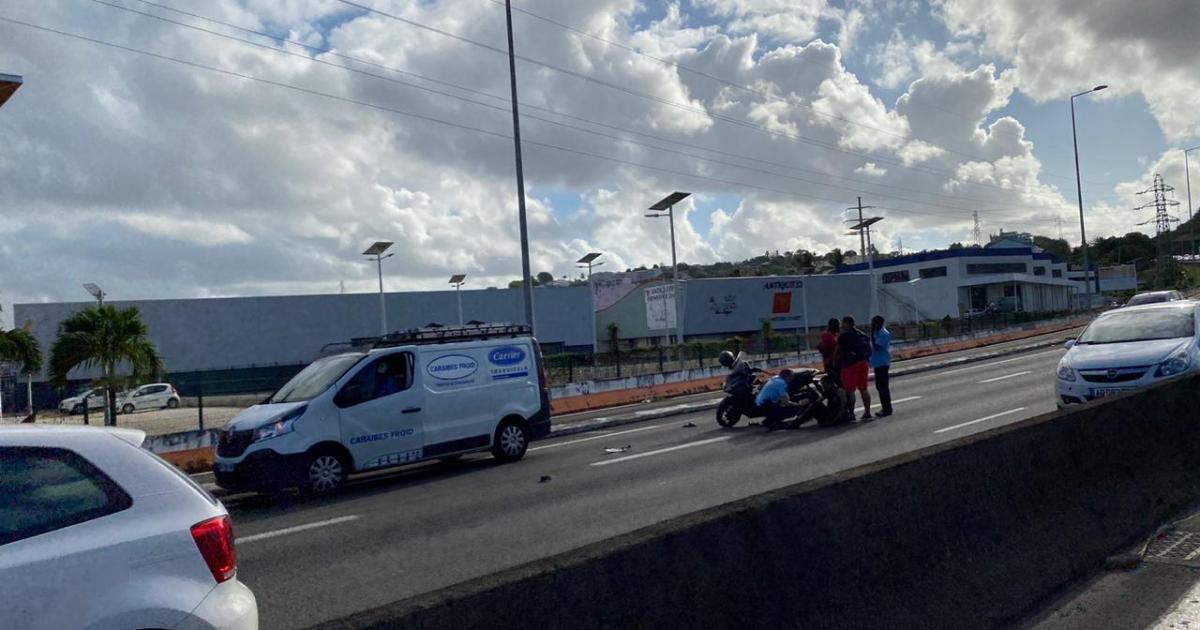 Un accident entre un fourgon et une moto provoque un embouteillage sur l'autoroute