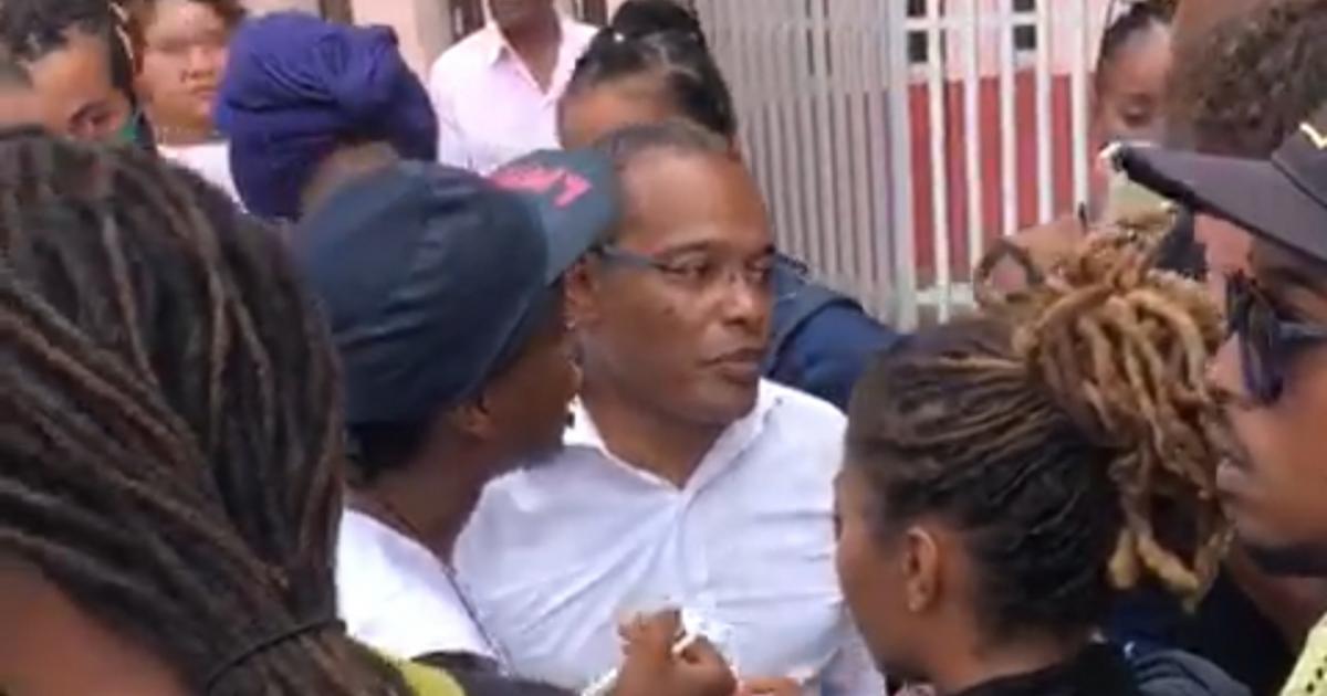 Tensions entre Didier Laguerre et des militants devant la mairie