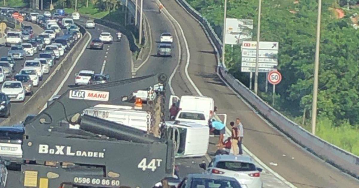 Un fourgon couché sur le flanc sur l'autoroute : embouteillages dans les deux sens