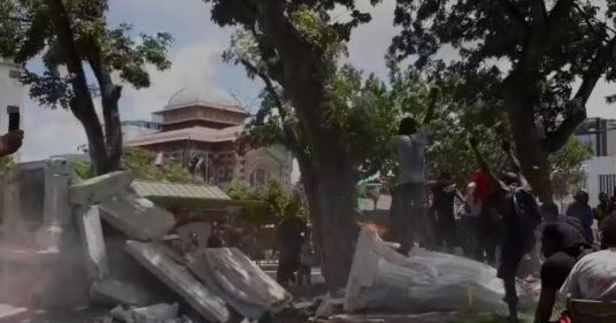     





Statues détruites : "l'action inadmissible d'une minorité violente", réagit le préfet




