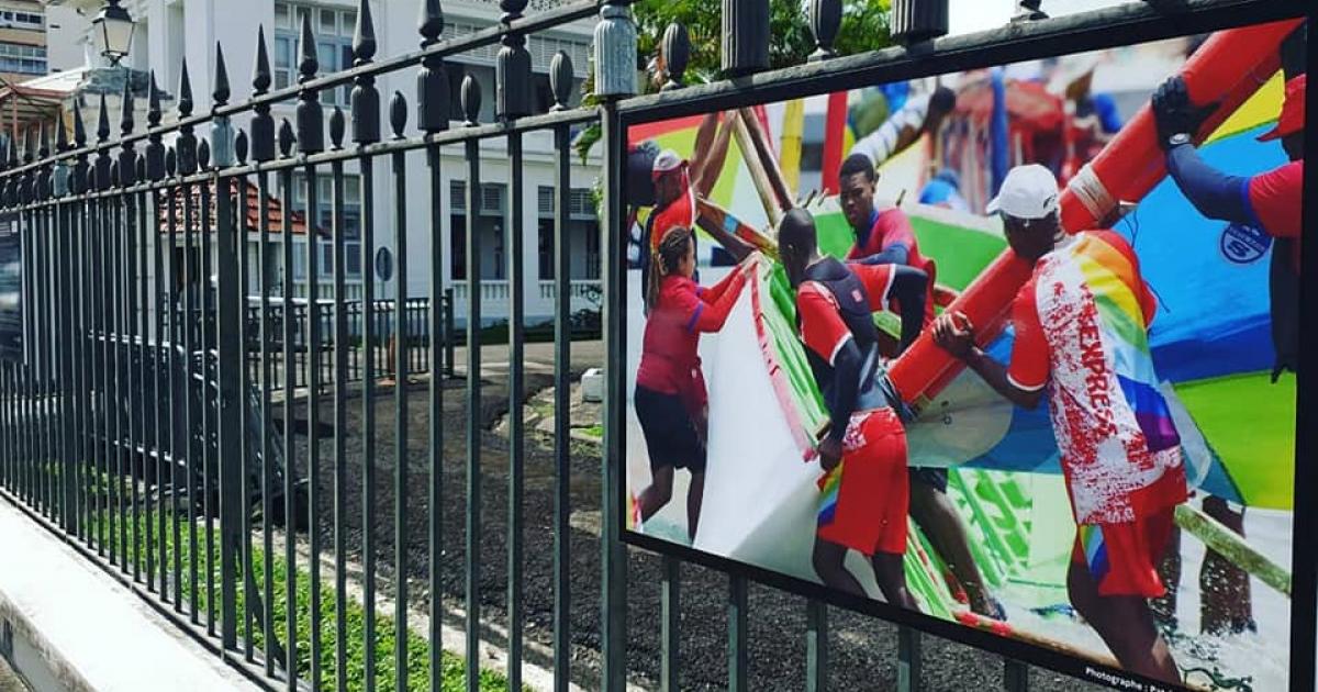 Les Yoles de Martinique s’installent sur les grilles de la Préfecture