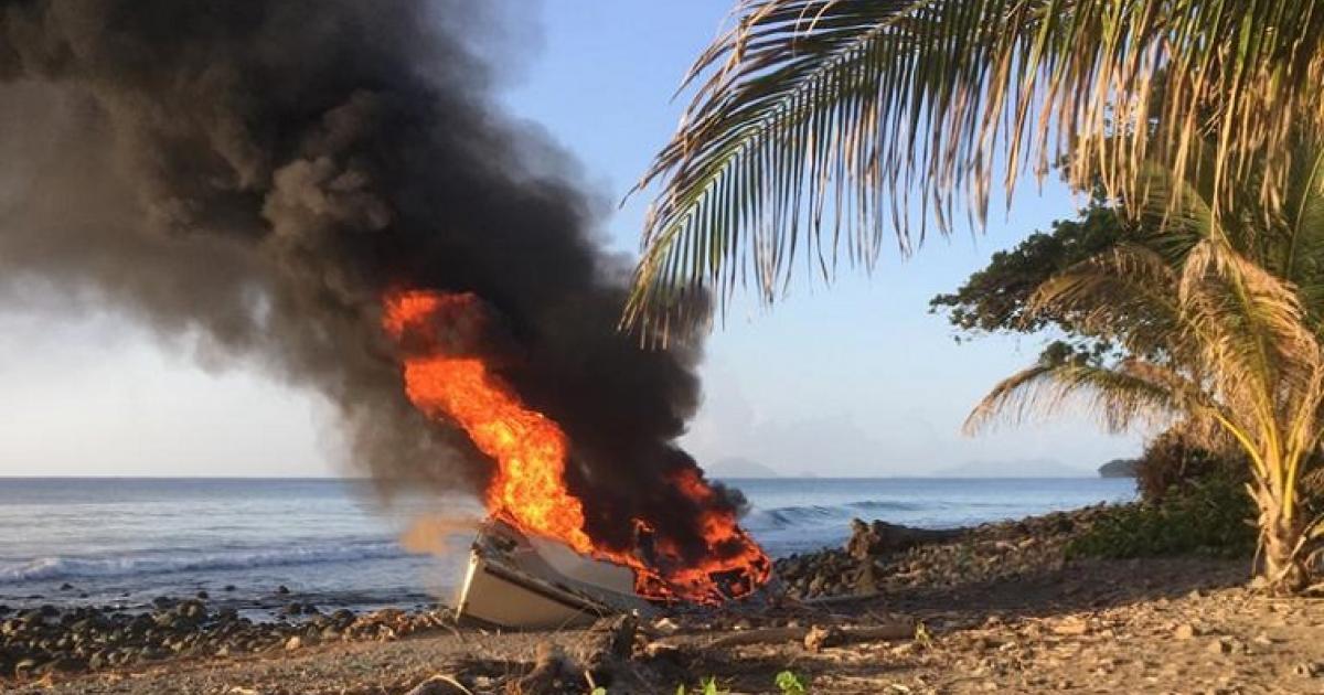 Un voilier détruit par le feu à Capesterre-Belle-Eau