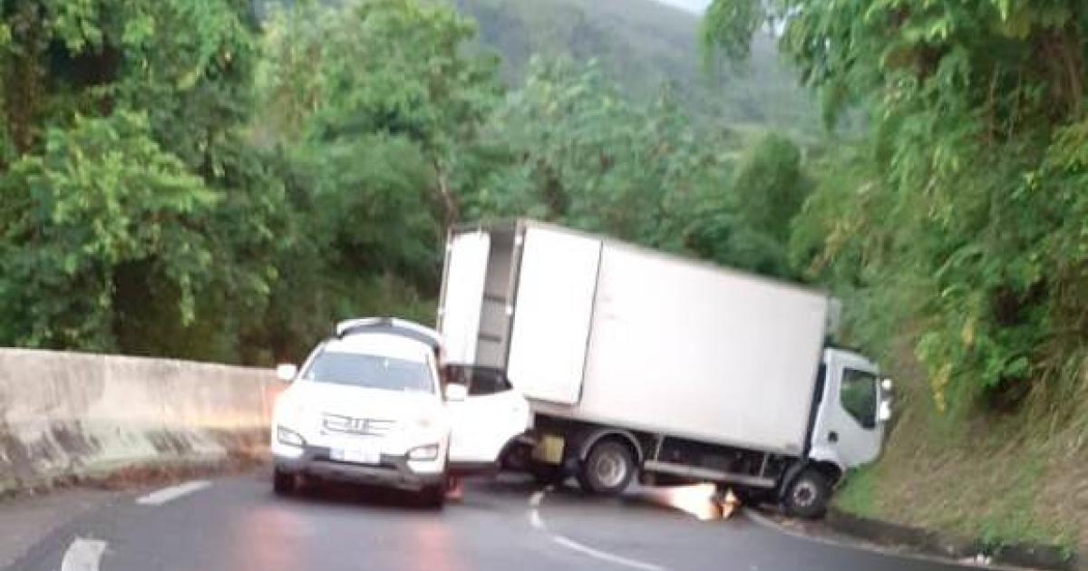 Un camion coincé en travers de la RN2