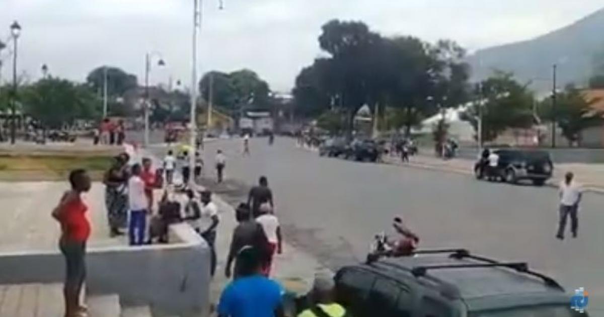     





Haïti : des habitants fuient leur quartier pour éviter une fusillade




