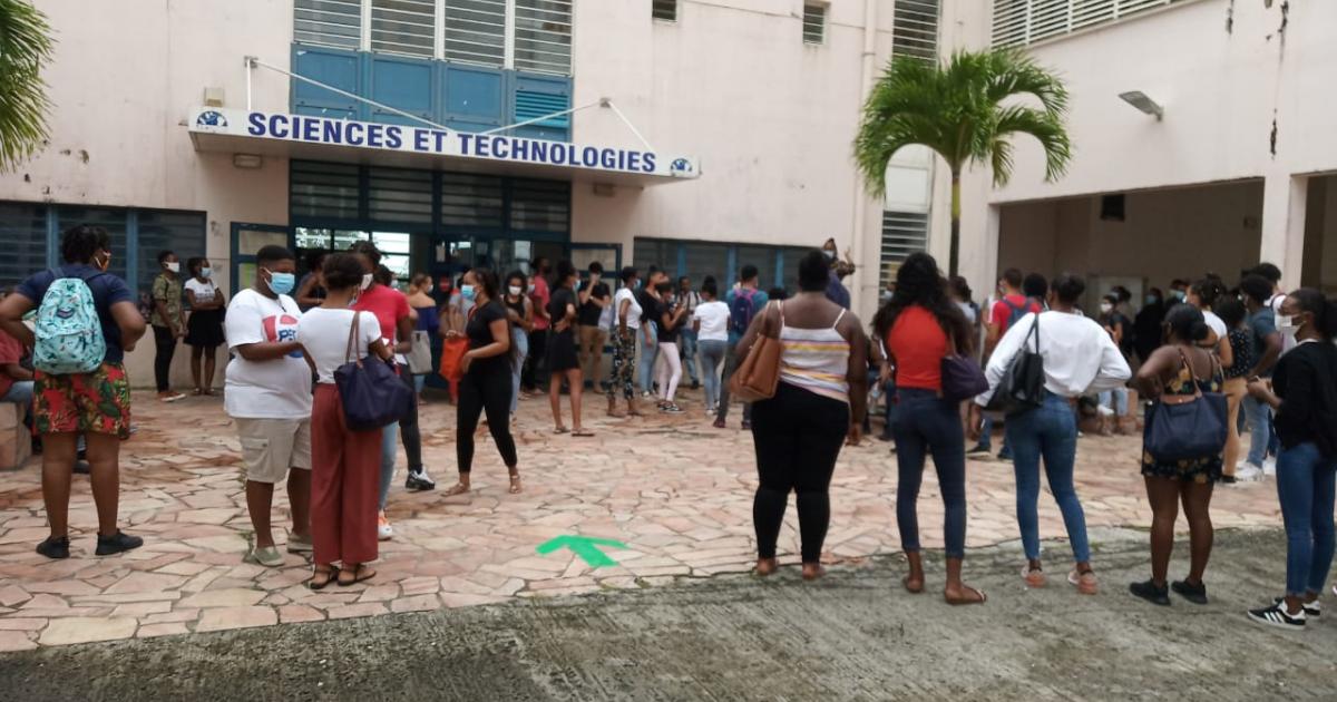     





Des étudiants manifestent contre leurs conditions d'études au campus de Schoelcher





