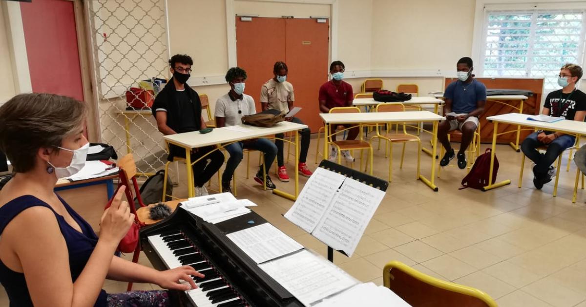 Chanter masqué : le défi des lycéens de Coeffin