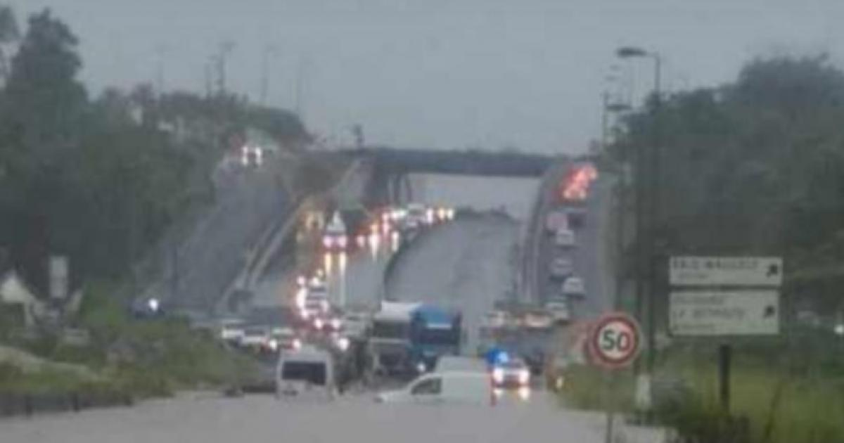 Une troisième ambulance coincée par les eaux