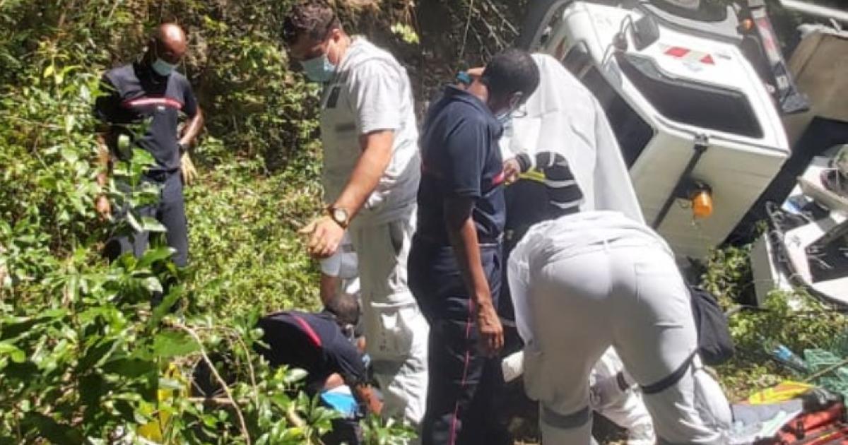 Un camion nacelle chute dans un fossé à Sainte-Anne