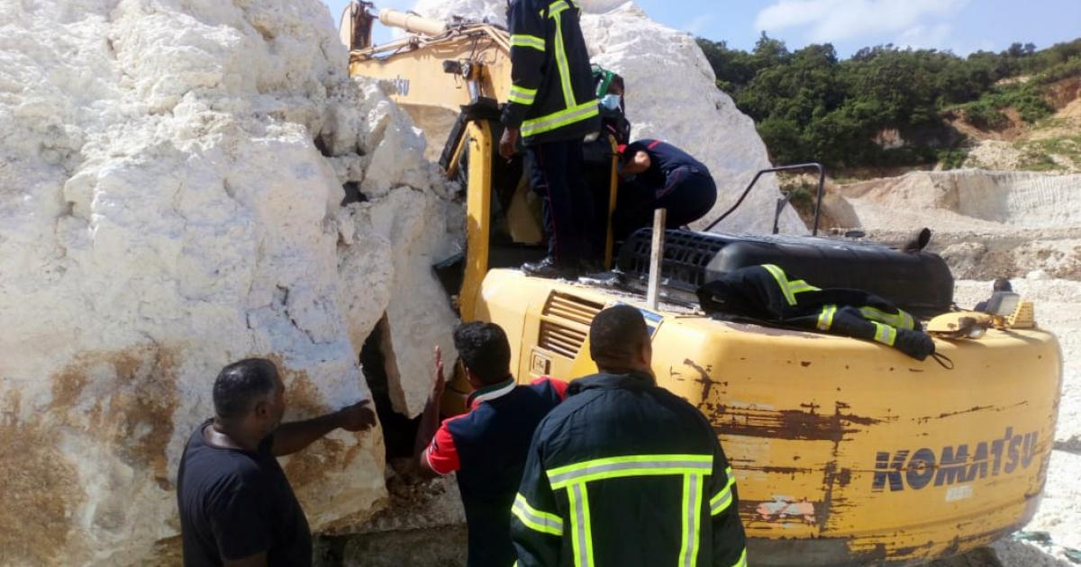 Un bloc de pierres tombe sur une pelleteuse avec son conducteur dedans