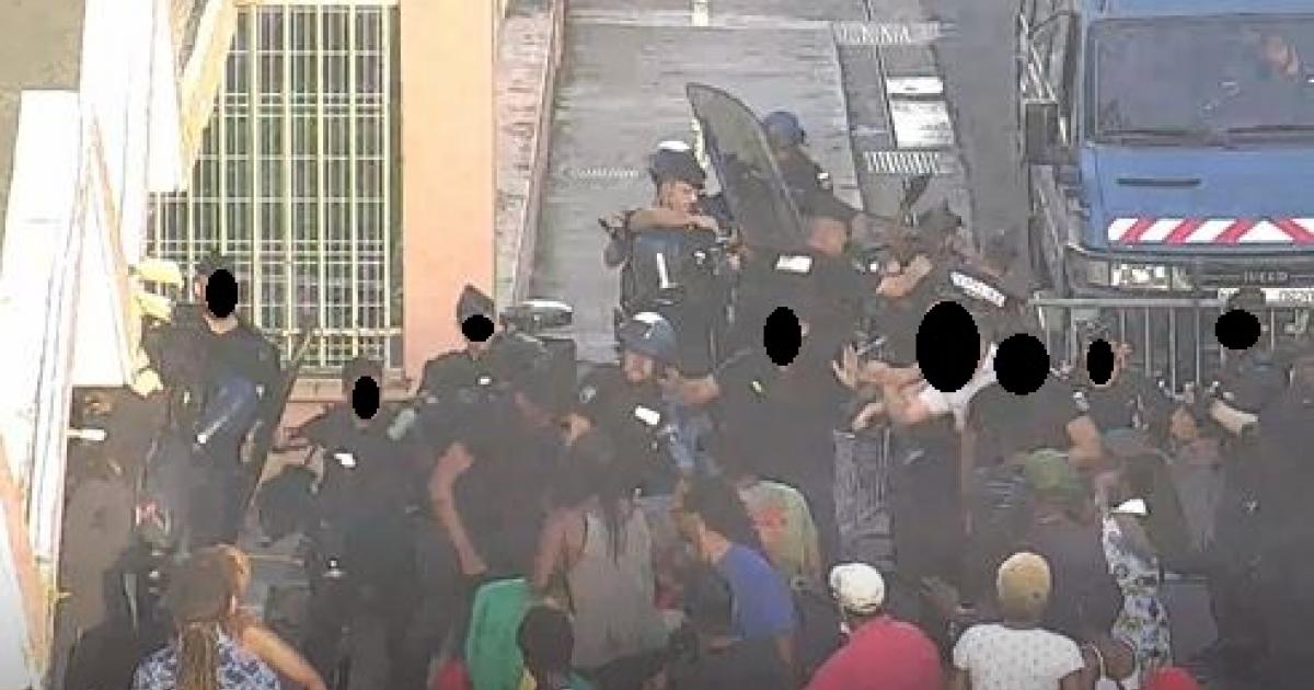     





Restreindre la diffusion des images des forces de l'ordre : inquiétude chez les journalistes, satisfaction chez les policiers




