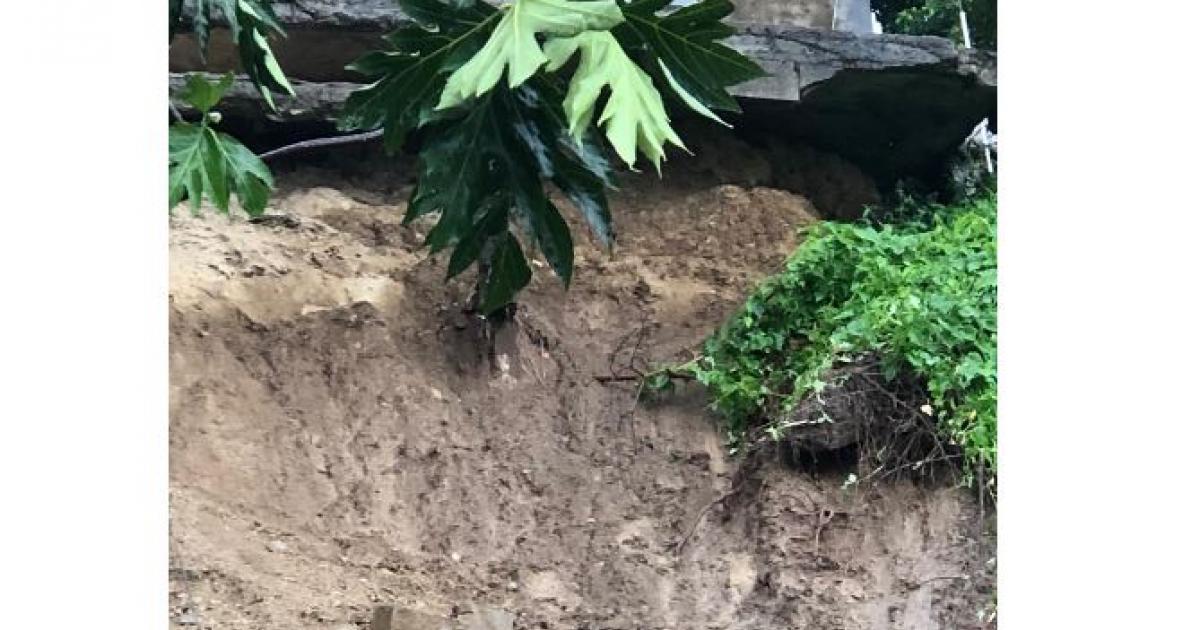     





Une maison occupée par deux personnes âgées menace de s'effondrer après un glissement de terrain




