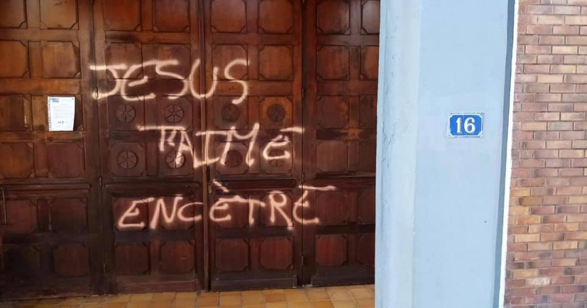 Des tags anti-religion découverts sur l'église de Schoelcher et sur des commerces