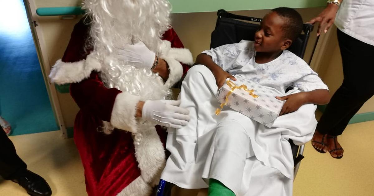     





Visite du Père Noël aux enfants hospitalisés à la Maison de la femme, de la mère et de l'enfant 




