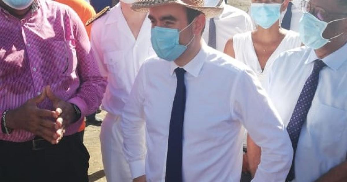 Le ministre des Outre-mer rend visite aux sinistrés de Sainte-Marie