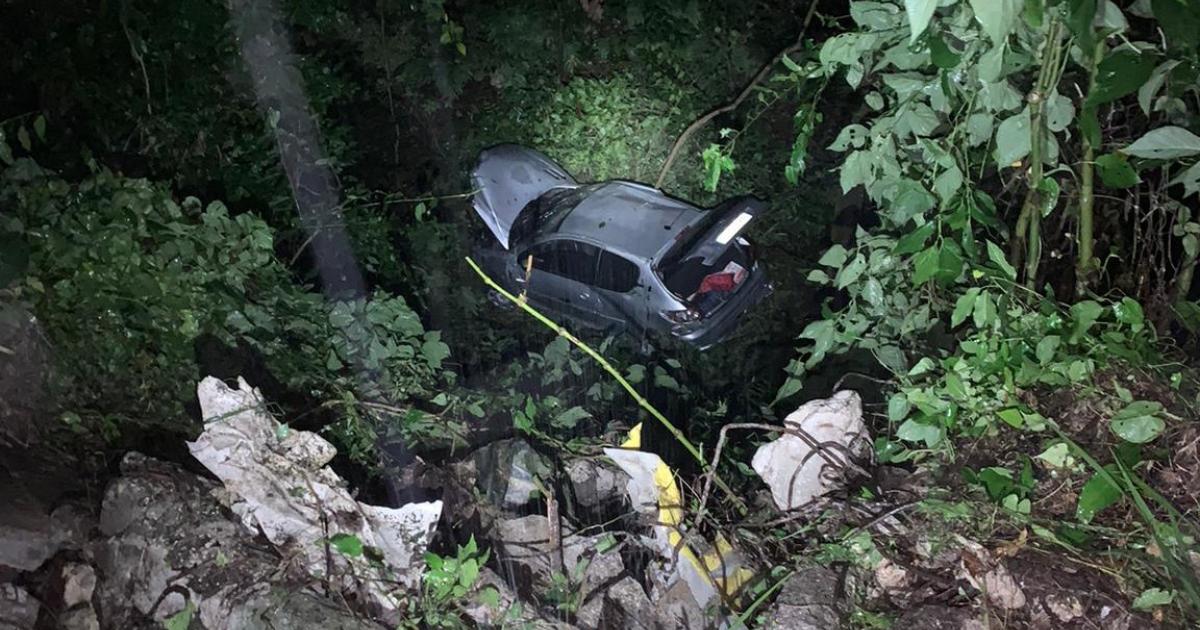 Un véhicule avec 5 personnes à son bord finit sa course dans un ravin