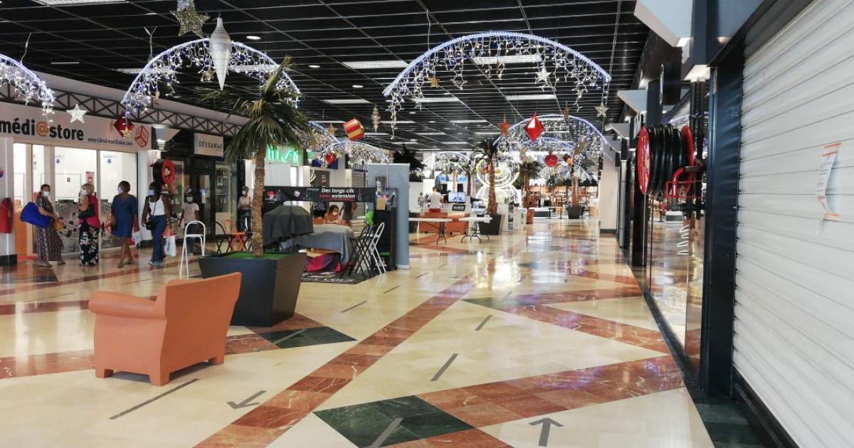 Un vide dressing solidaire organisé par la Croix Rouge à la Galleria