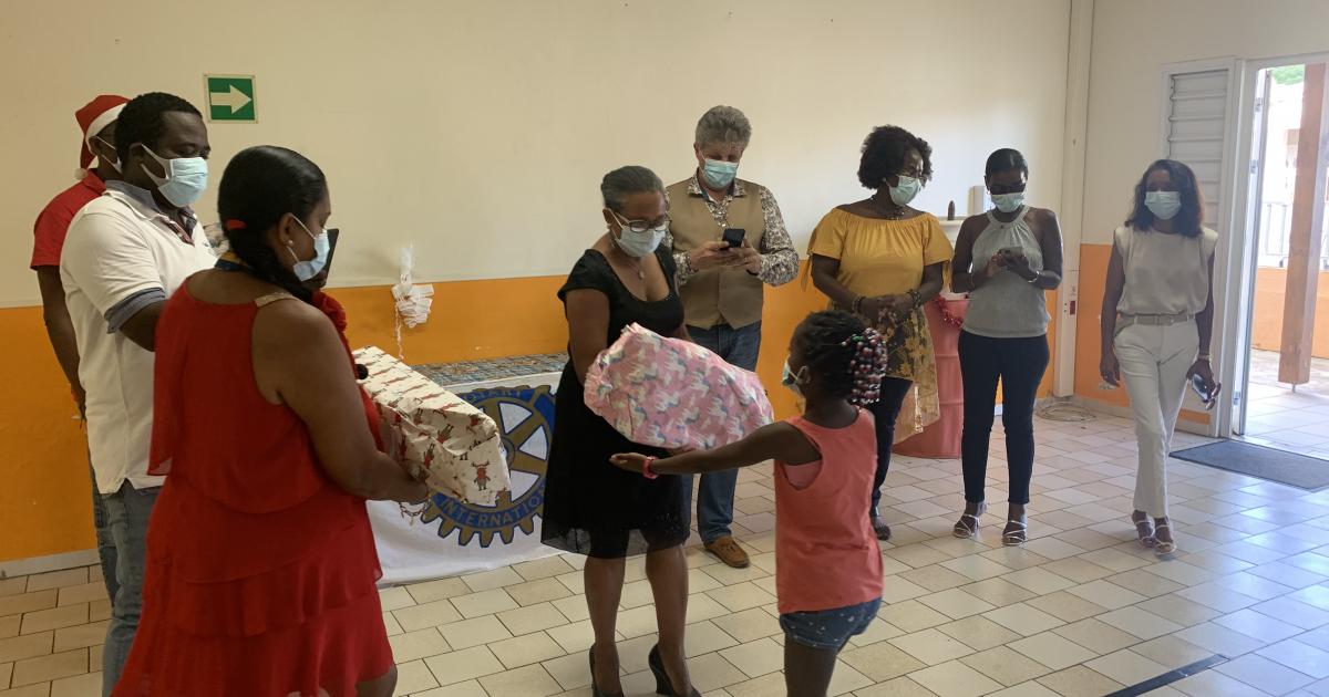 Baie-Mahault : le Rotary Club de Sainte-Anne offre 50 cadeaux à des enfants pour Noël