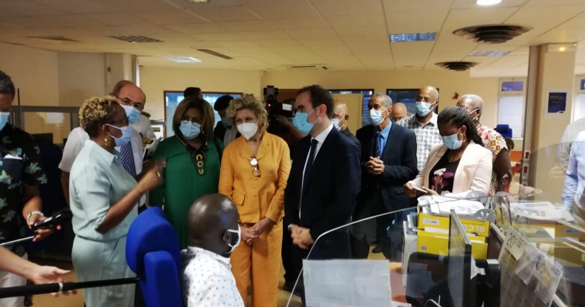 Le ministre Sébastien Lecornu visite la CGSS de Martinique