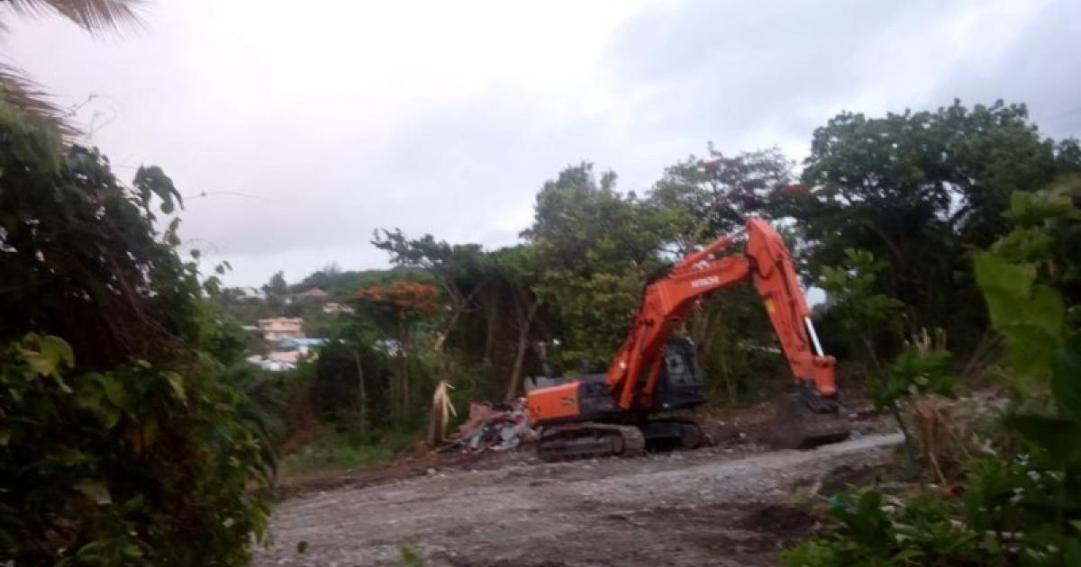 Route d'une station-service au Vauclin détruite par une tractopelle