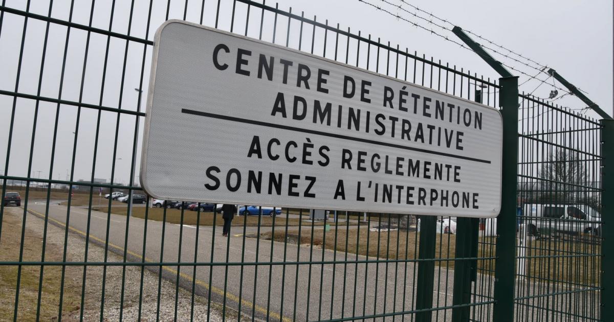 Il frappe et menace les agents en centre de rétention des étrangers