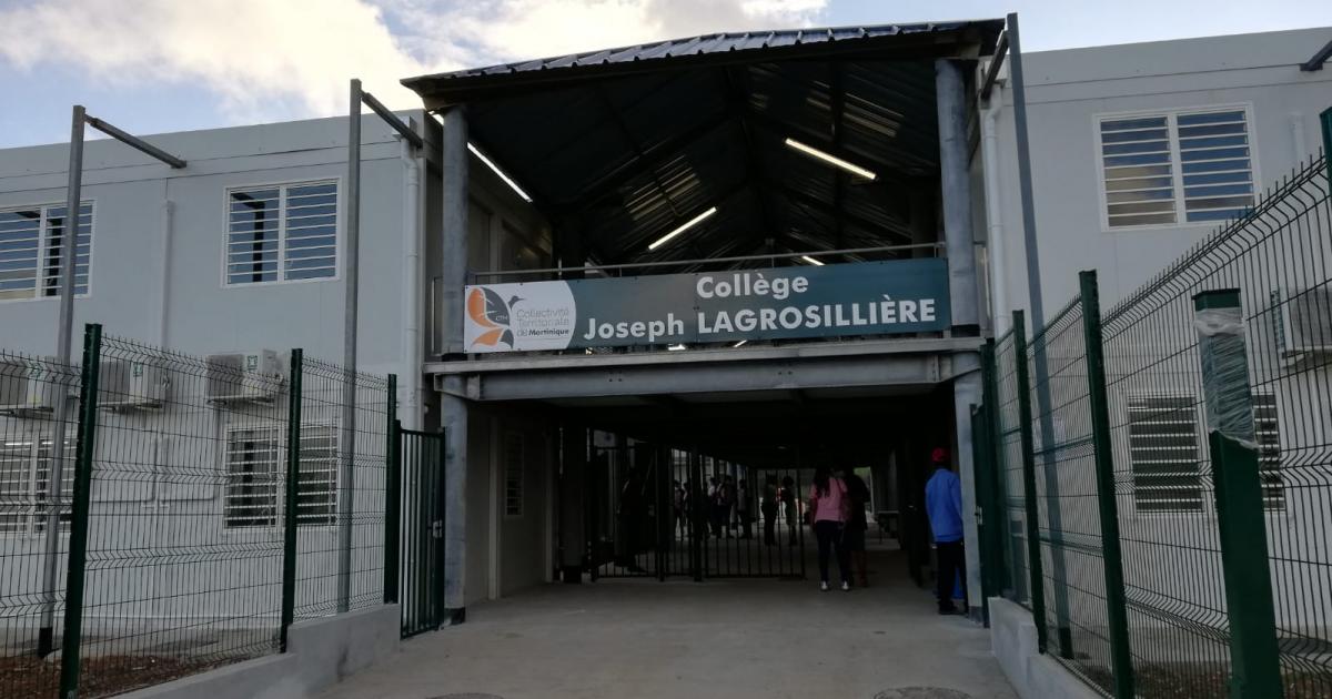 Les élèves du collège Lagrosillière à Sainte-Marie ont pris possession de leur nouvel établissement