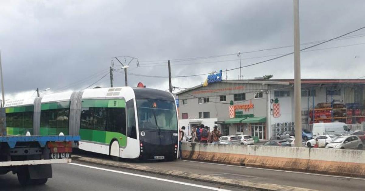 La roue arrière d'un BHNS éclate, le trafic perturbé