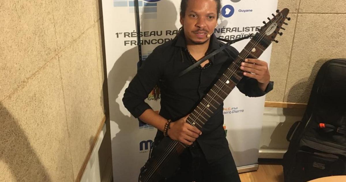     





[VIDEO] Le Chapman stick : concert de ce curieux cousin de la guitare




