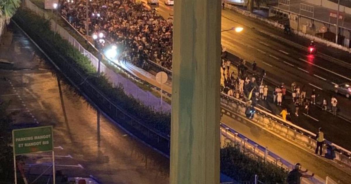 Une portion de l'autoroute prise d'assaut par des centaines de carnavaliers