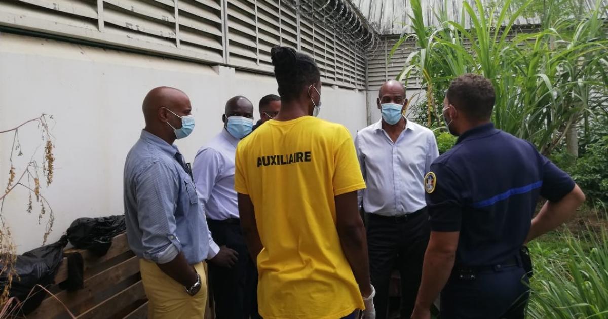 Le député Serge Letchimy visite le centre pénitentiaire de Ducos