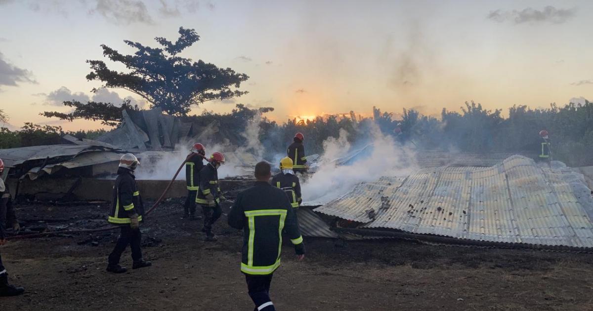    





Un hangar détruit par les flammes au Vauclin




