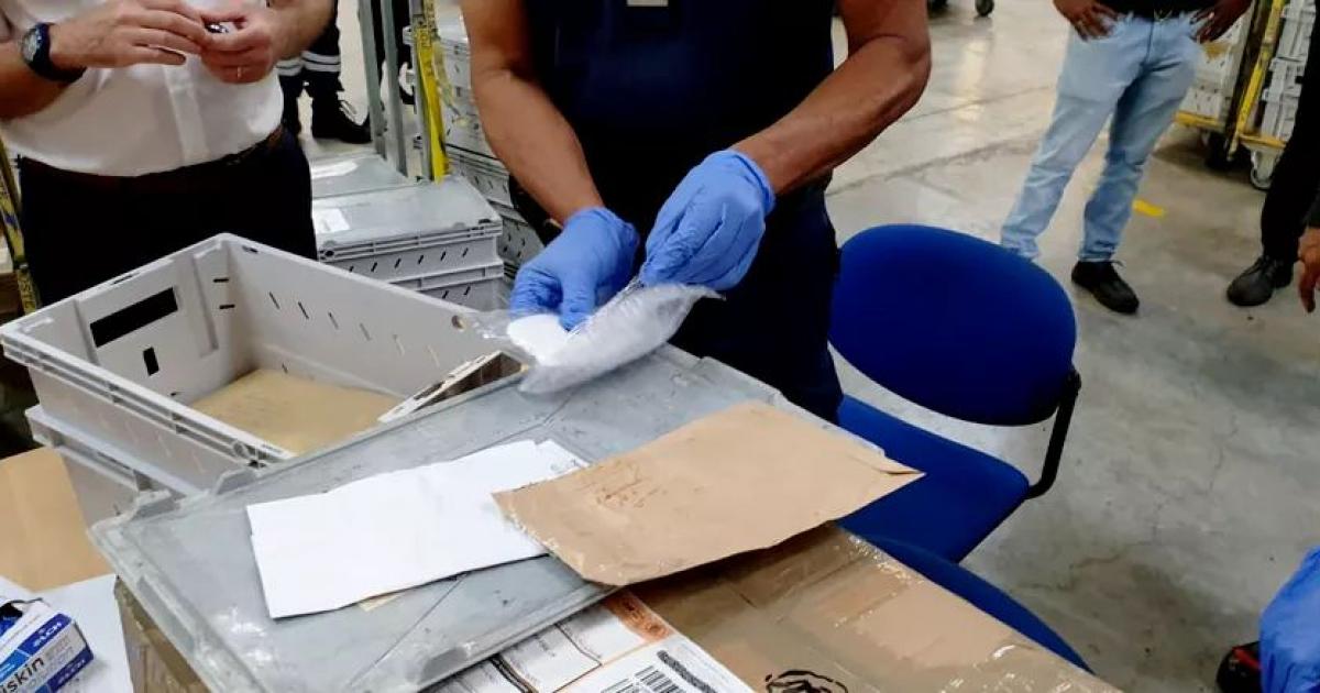 Des enveloppes de cocaïne découvertes au centre de tri de Dillon