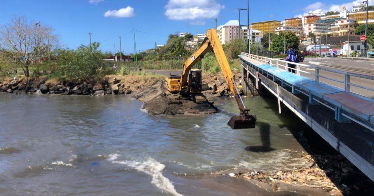 Des travaux pour désensabler l'entrée du canal Levassor à Fort-de-France