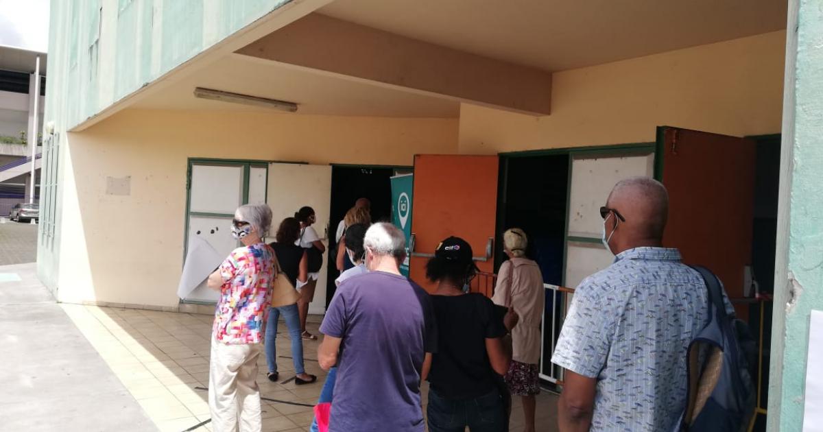 De nombreux Martiniquais inaugurent le vaccinodrome du Lamentin