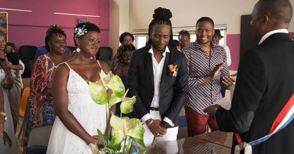Les photos de mariage de l'humoriste Bobi fuitent sur les réseaux sociaux