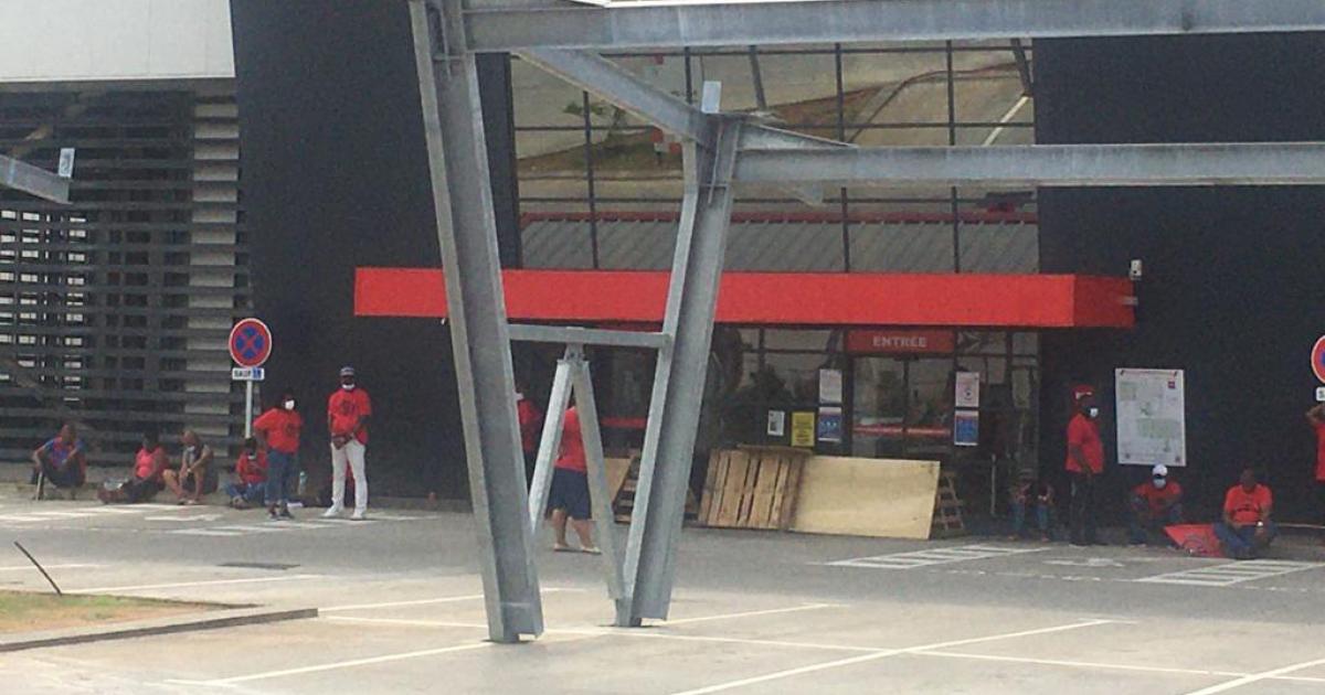 Le magasin But au Lamentin bloqué par les salariés