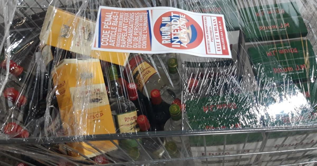 Des militants enlèvent de bouteilles de rhum JM de la vente