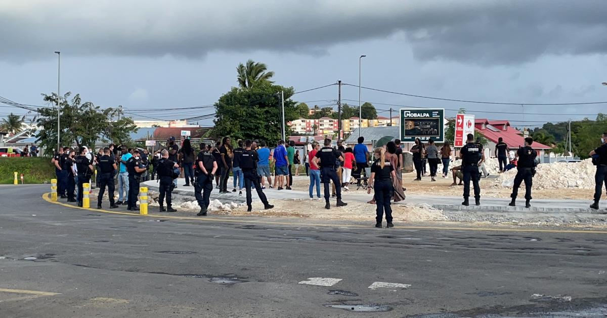    





Les parents d'élèves mobilisés ont investi le carrefour giratoire de Perrin




