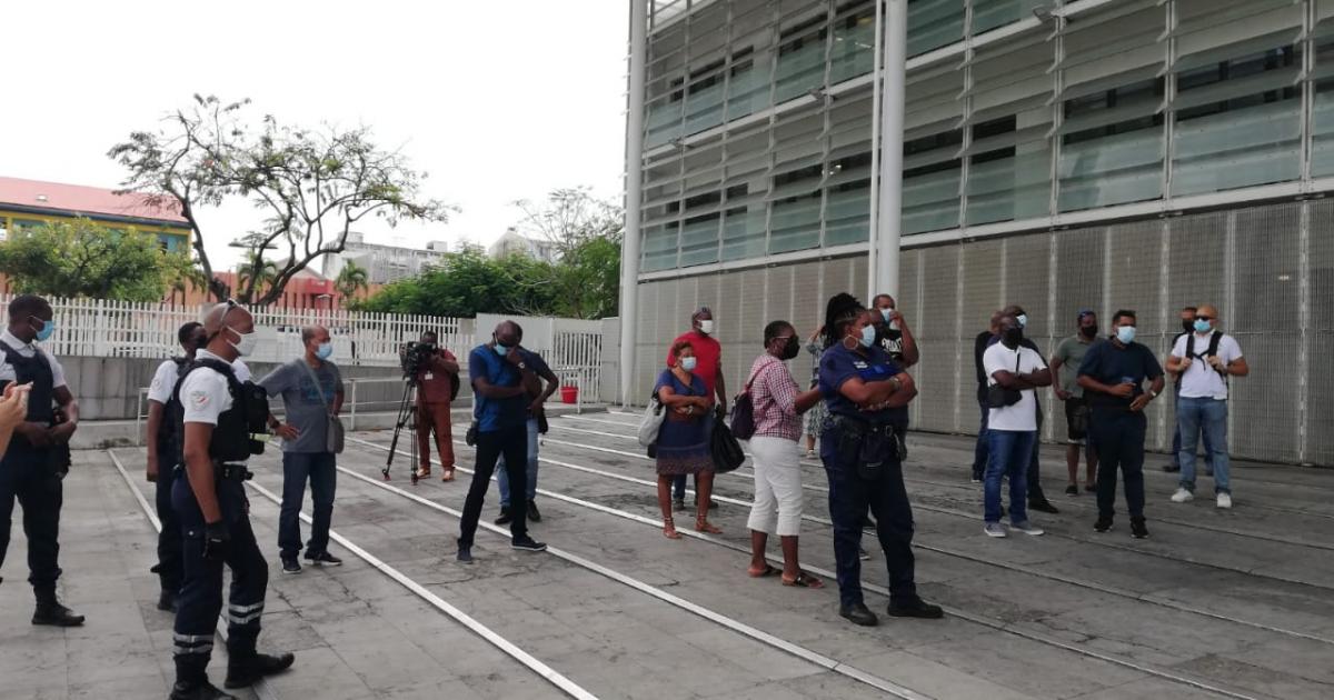Des fonctionnaires de police en colère devant le tribunal de Fort-de-France
