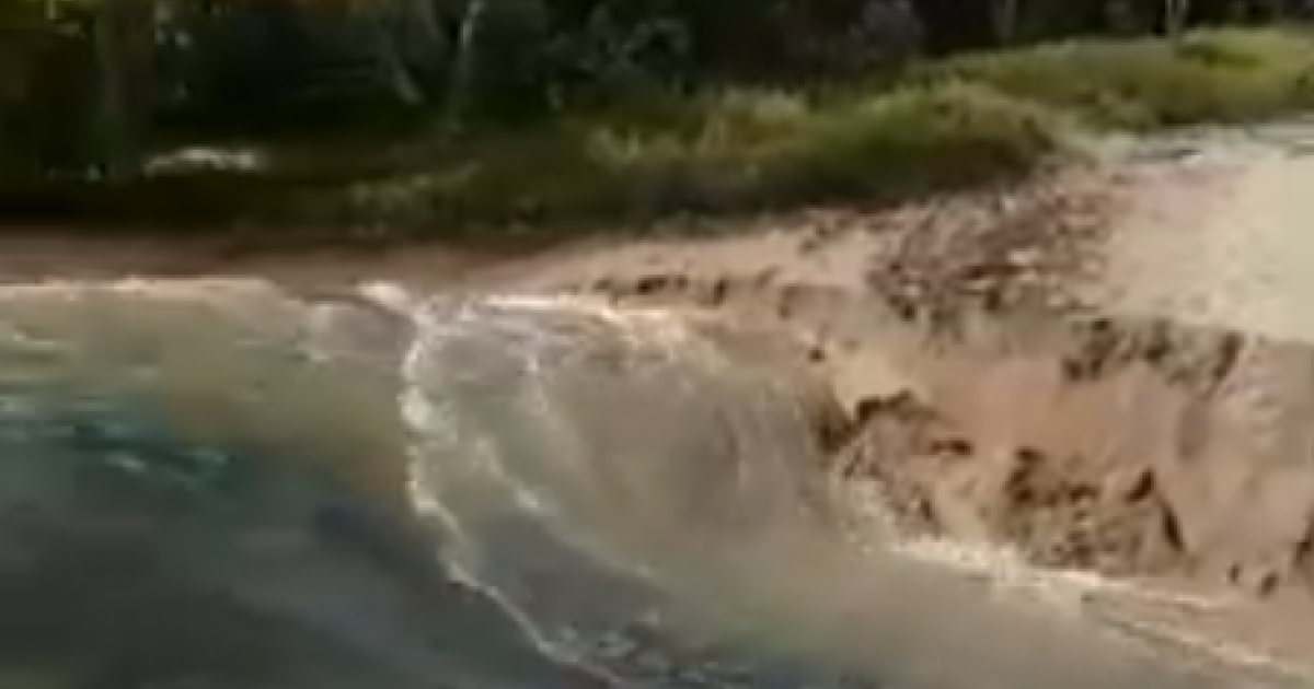     





[Vidéo] Trinité : une rupture de canalisation d'eau engendre un torrent impressionnant





