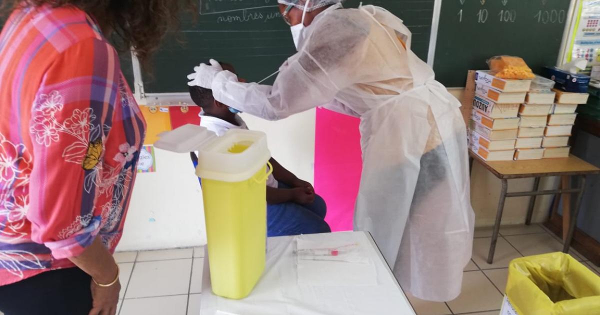 Les premiers tests salivaires déployés dans les écoles
