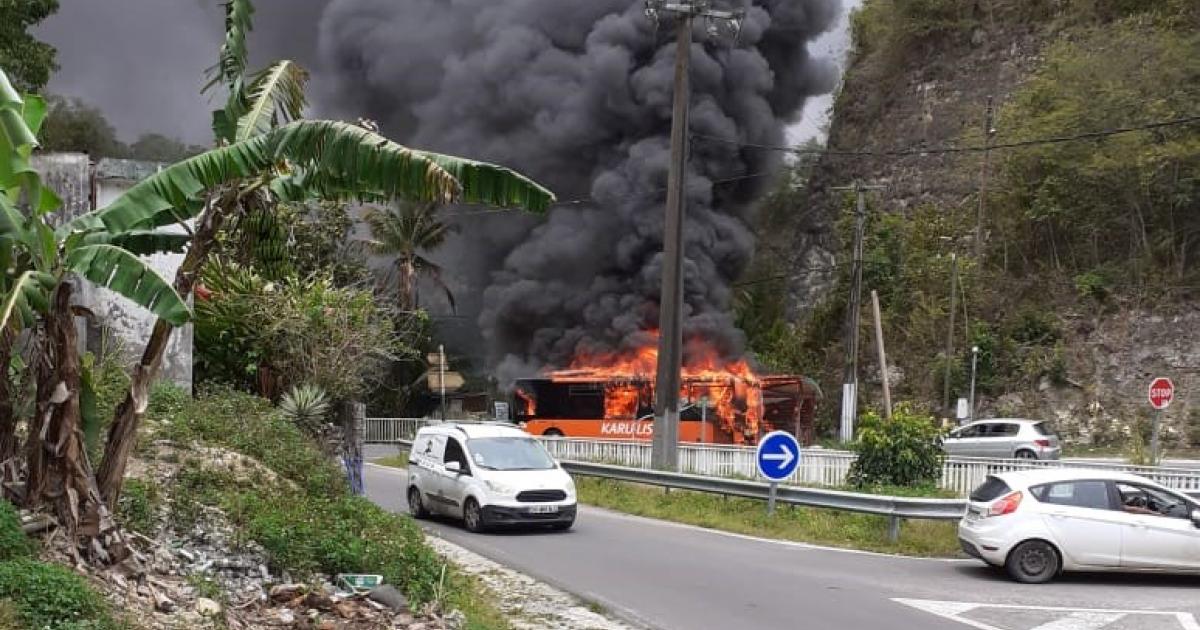 Un bus prend feu aux Abymes