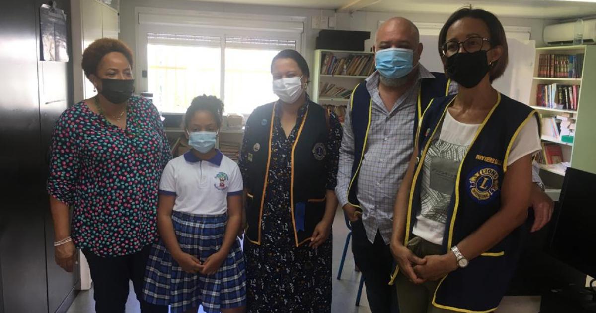 Le Lion’s Club de Rivière-Salée offre des ordinateurs à une école de Fort-de-France