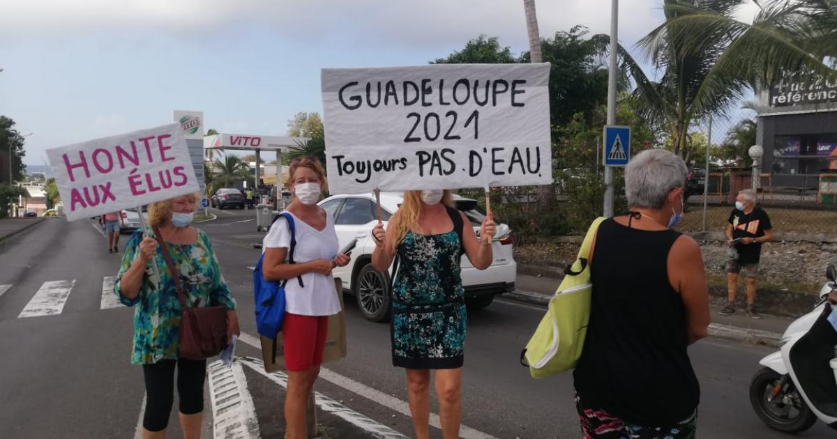 Mobilisation du collectif "Balance ton SIAEAG" à Saint-François