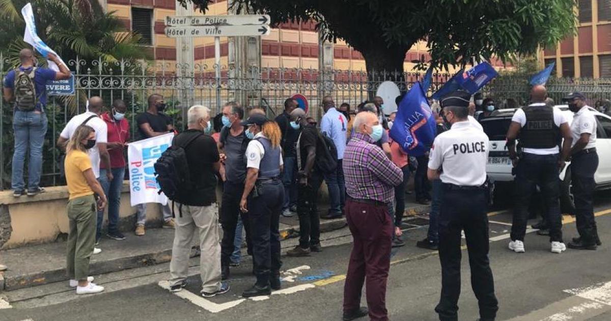     





Les policiers se rassemblent en hommage à leur collègue décédé 




