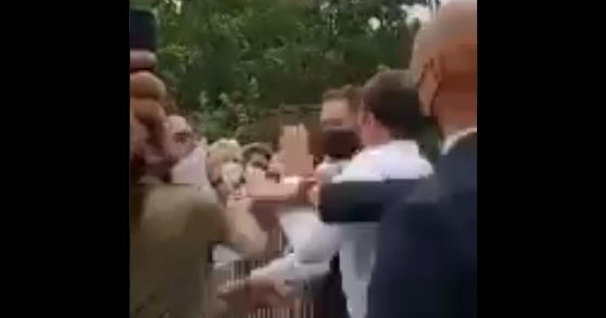     





Emmanuel Macron giflé : deux personnes interpellées




