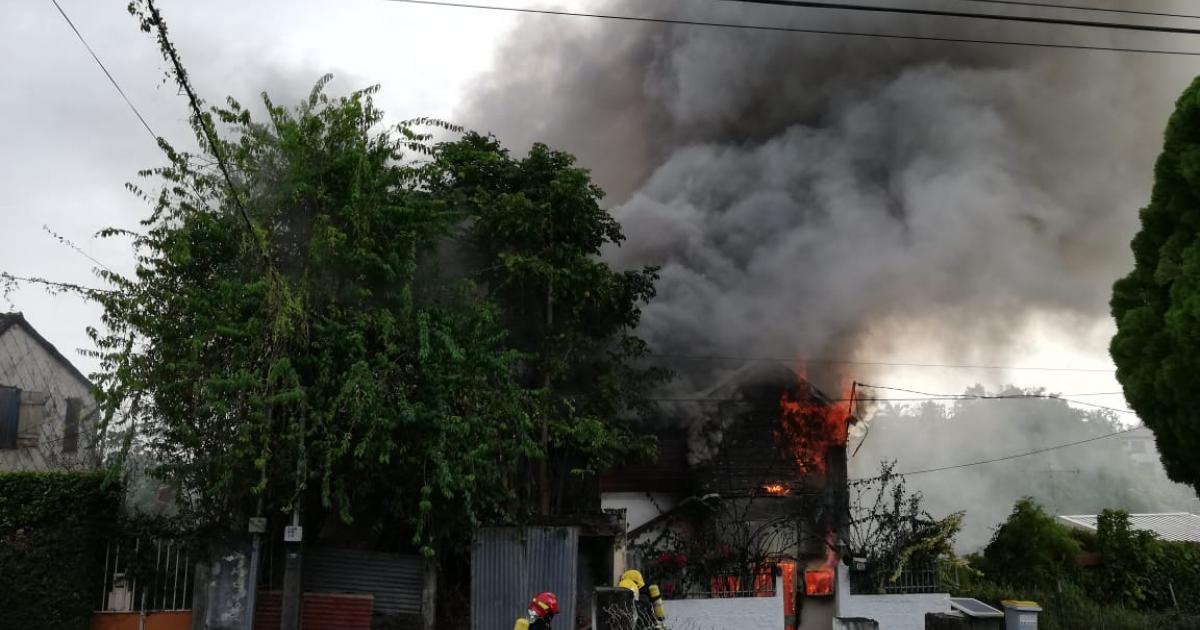 Une maison en feu à Fort-de-France
